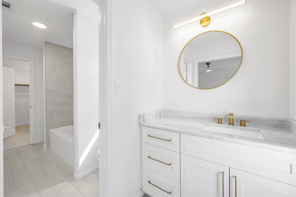 Here is a reverse view of the jack n jill bathroom.