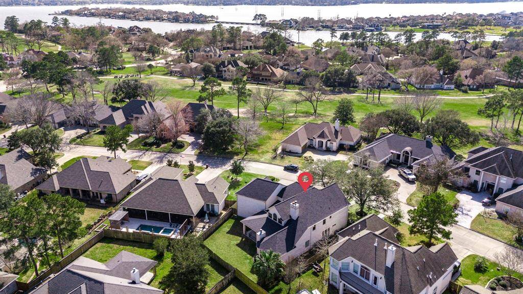 An overhead view shows the home’s prime location just a short distance from the water, nestled in a peaceful setting.