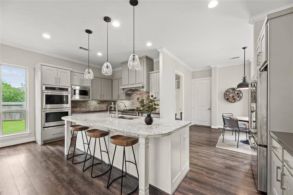 Imagine cooking in this marvelous gourmet kitchen. Designed with beauty and function in mind, the layout allows for easy meal preparation for busy mornings and even busier evenings.