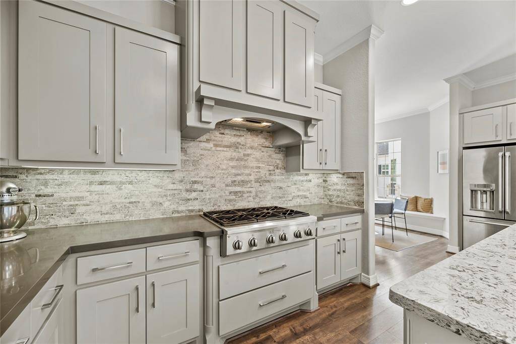 Foodies and gourmets will appreciate the gas cooktop. Cook favorite and long-loved family recipes with confidence or try your hand at a new fusion meal you discovered on Pinterest!