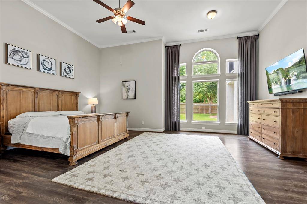 Every evening will be more relaxing with a grand primary suite!