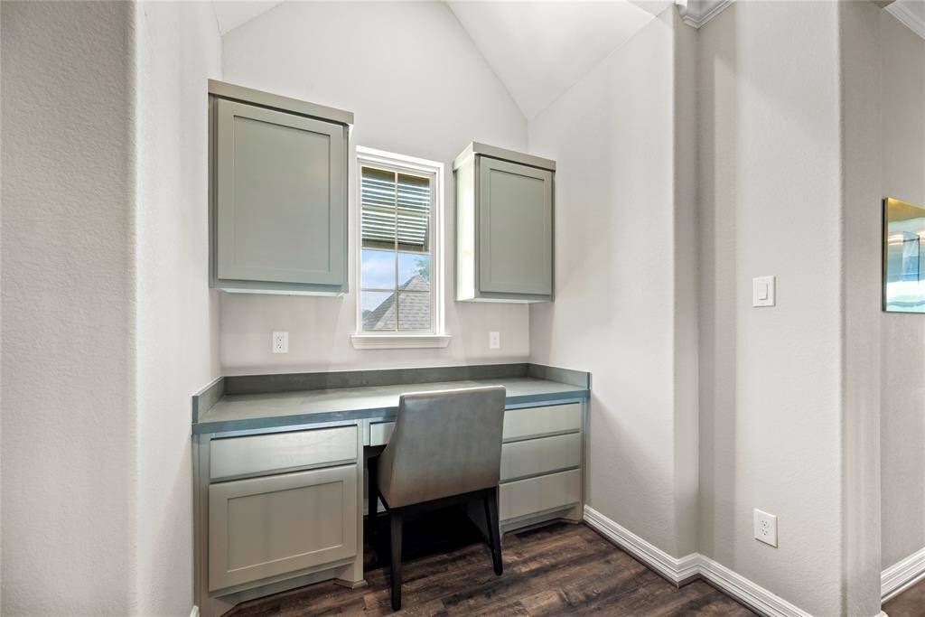 Custom designed, the built-in desk is the ideal place for entrepreneurial pursuits or after-school homework! Keep books, office supplies, and other essentials quickly at hand for an optimal and productive work environment!