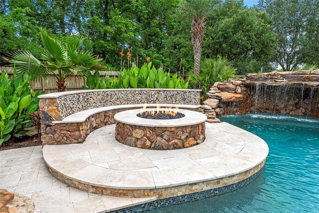 Resembling remote retreats and a secret oasis, stone seating surrounds a gas stone firepit, while palm trees delicately sway overhead. Gather family and friends around the fire for stories, laughs and most importantly, togetherness!