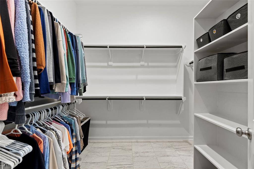 Primary has an L-shaped walk-in closet.