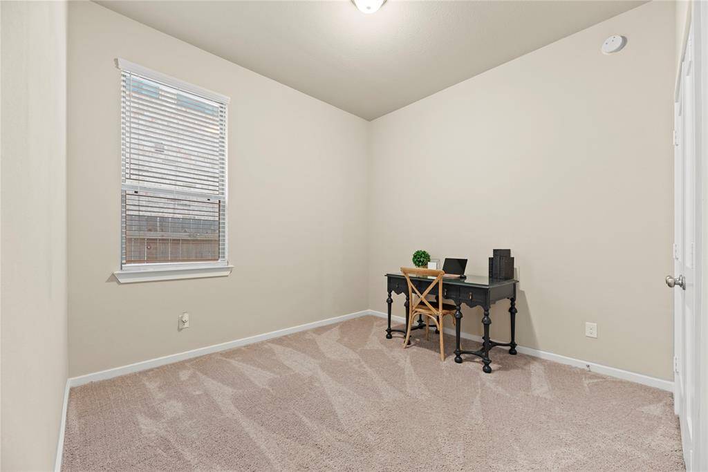 Secondary bedroom.