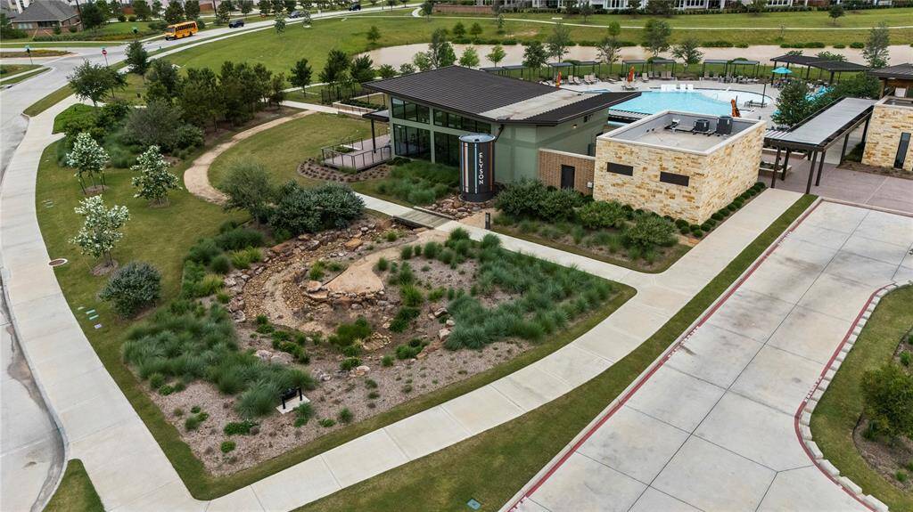 Lakeside Landing offers flexible spaces include a fireside seating area, several conference tables, a catering kitchen, multiple outdoor gathering areas and a kid’s play area with a sandbox and dinosaur dig!