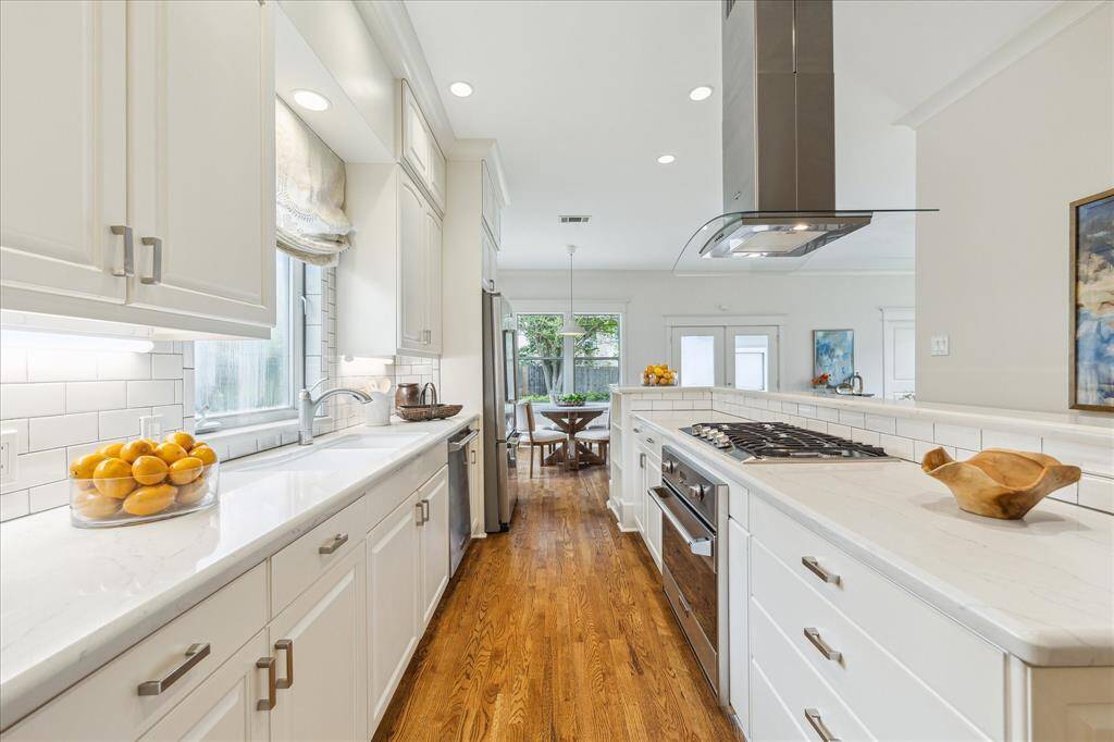 The kitchen features Viking stainless appliances.