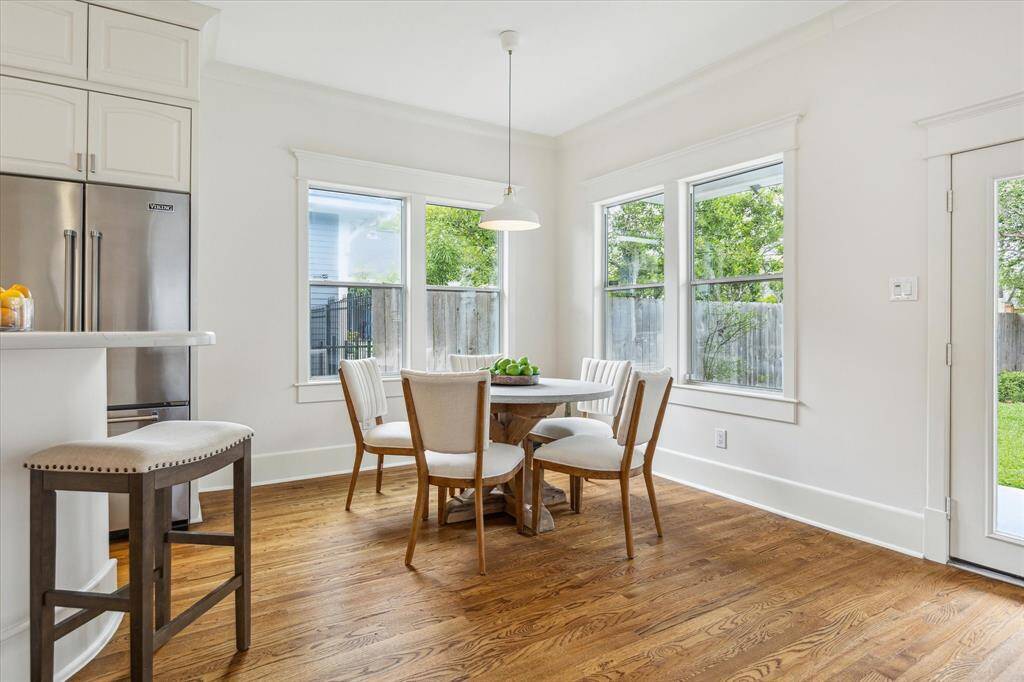 Large breakfast area which could also serve as the main dining area.