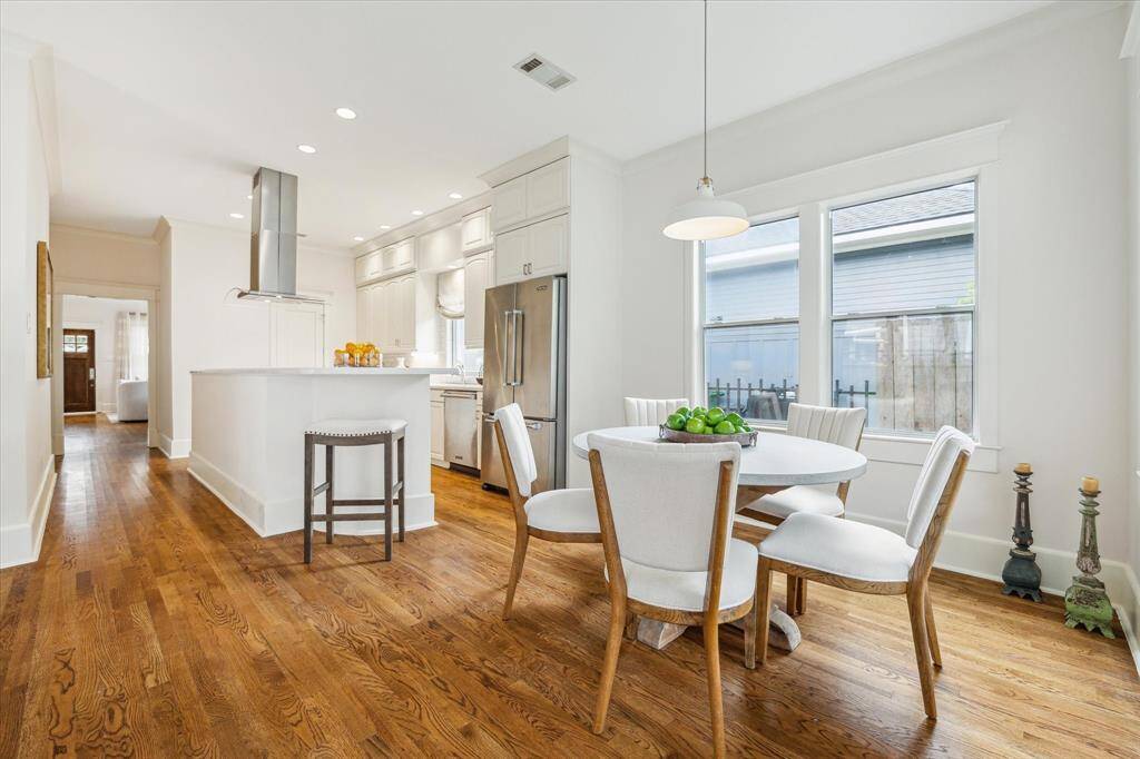Breakfast bar seating at one end of the kitchen island.