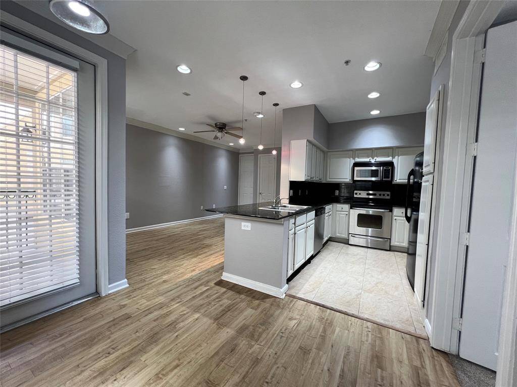 Welcome to 7575 Kirby, #3101. Located on the 1st floor of Building 3. Enjoy luxury living near the Medical Center/Rice Village.