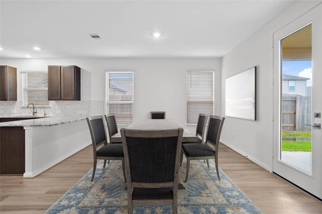 The open concept family, dining and kitchen makes for a great way to keep the party going and never miss a beat! Gather the family together in good conversation while preparing a fabulous meal in these breathtaking areas.