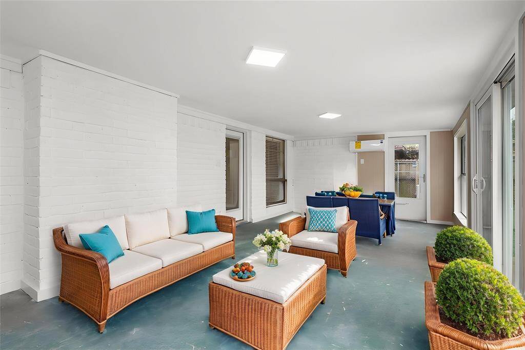 AC CONTROLLED SUNROOM