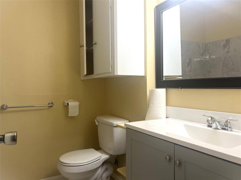 Tub/shower in secondary bathroom.