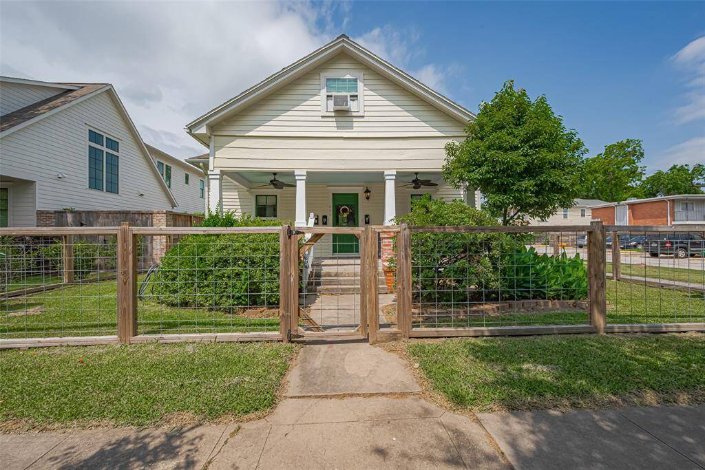 ALL UTILITIES INCLUDED!!! Recently renovated unit boasting 1 bedroom and 1 bathroom.