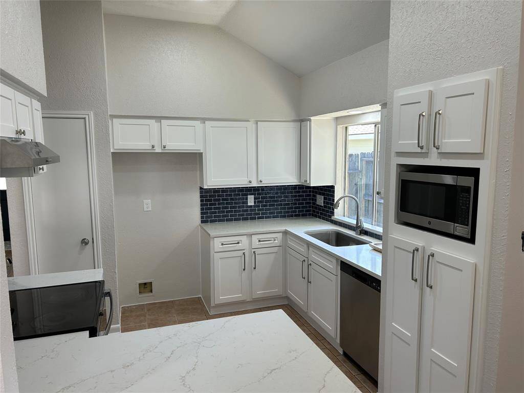 Stainless steel appliances. Quartz counter tops.