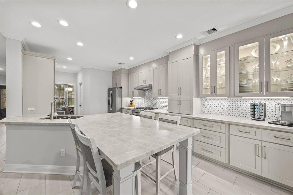 Discover this elegant chef's kitchen, perfect for culinary enthusiasts!