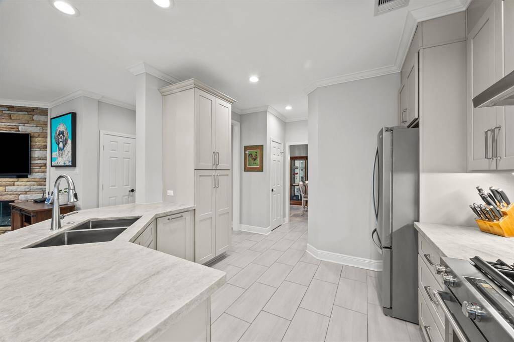 Experience a stunning, fully remodeled kitchen perfect for any culinary enthusiast.