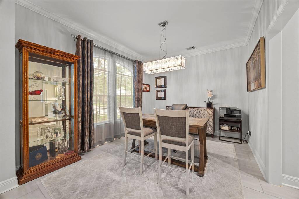 A bright and spacious dining room, perfect for hosting summer gatherings.