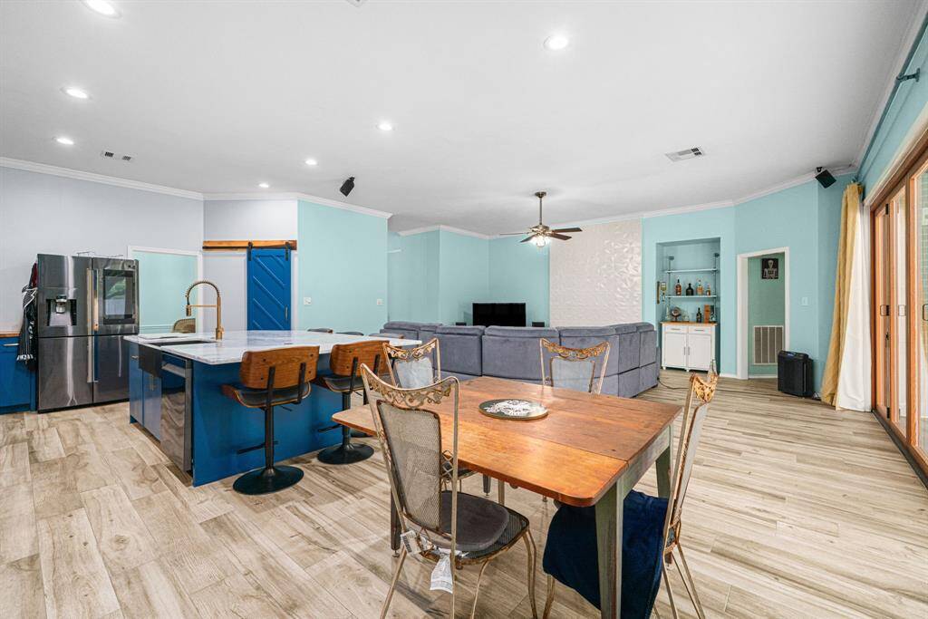 This airy space connects the modern kitchen and sunlit breakfast nook, and spacious living room. Perfect for daily life and entertaining. Cook, dine and lounge without boundaries in this light-filled open concept space designed for making memories.