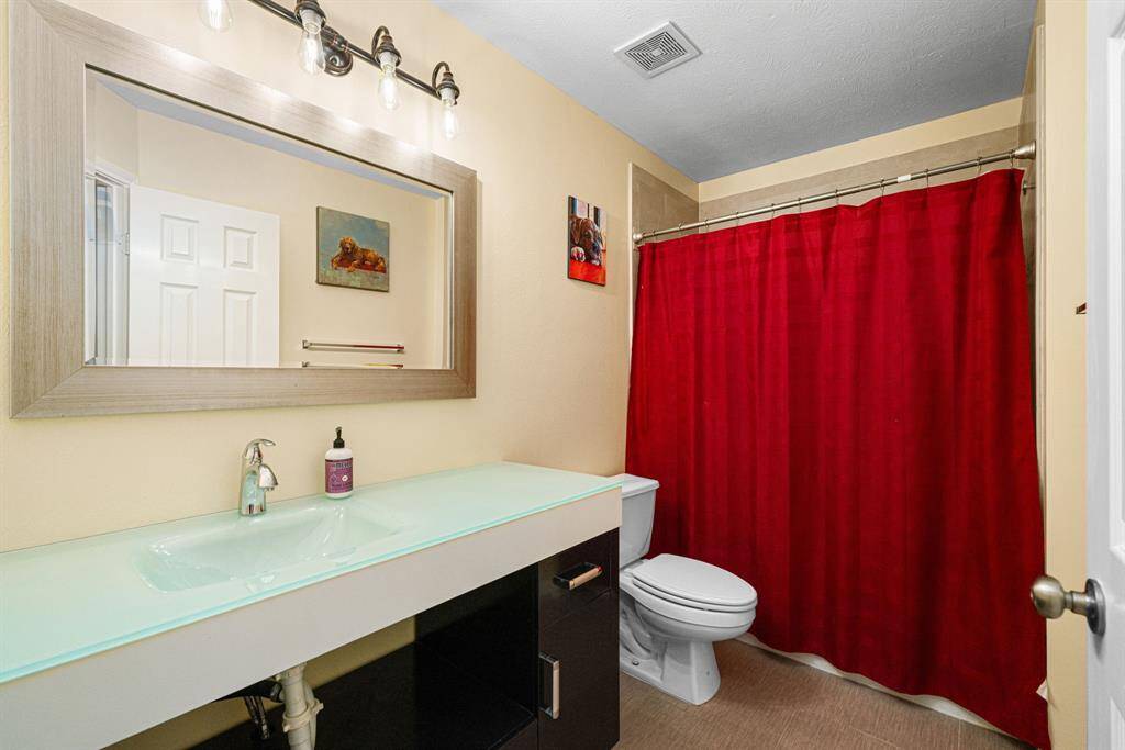 Second full bathroom located near the 2nd and 3rd bedroom. Tub/shower combo and modern vanity.