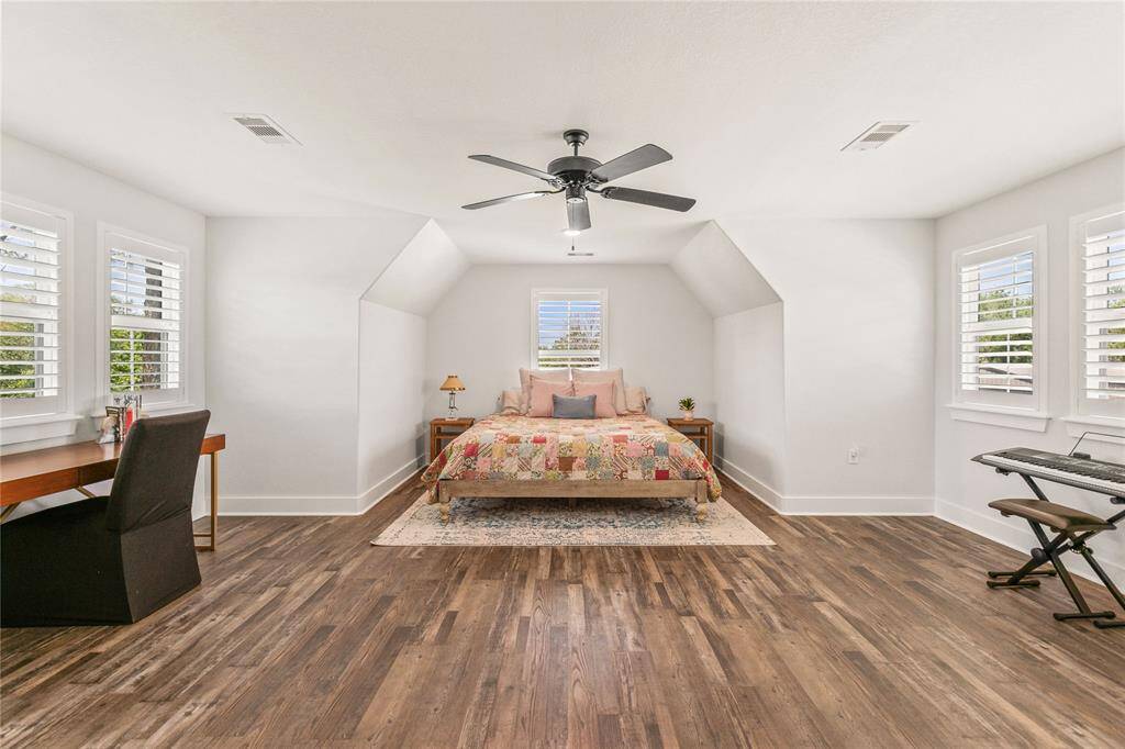 Large junior suite located upstairs with full bathroom could also serve as an office, craft room, play room, game room, or second living area.
