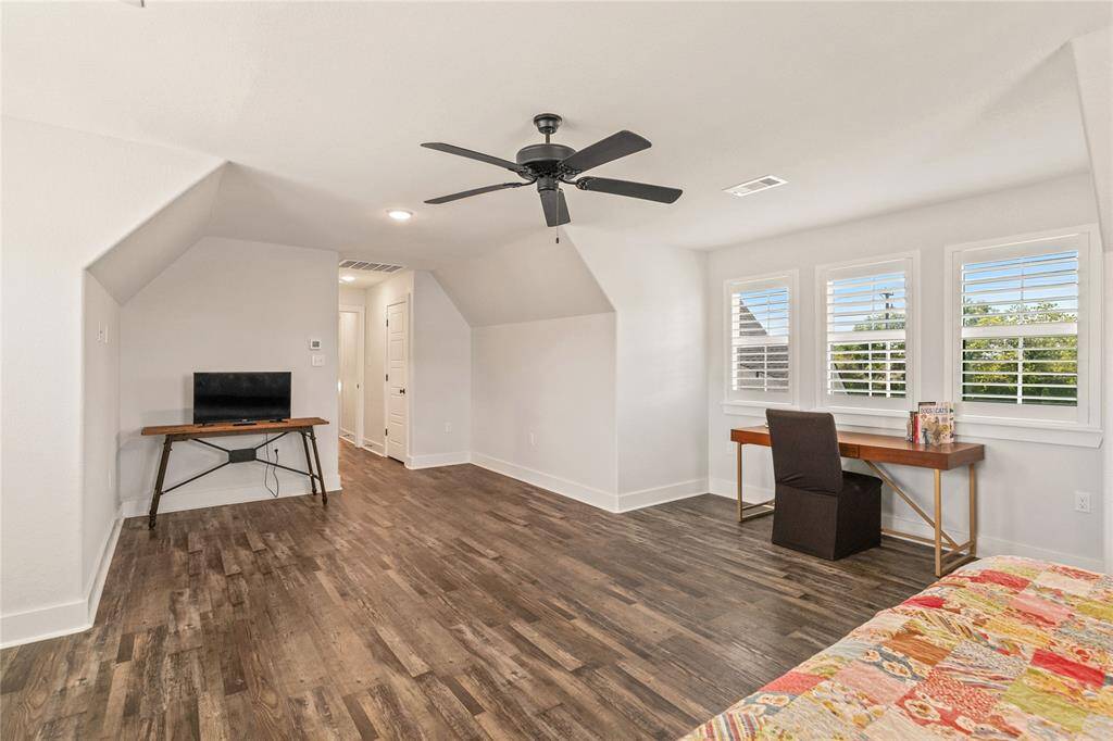 Large junior suite located upstairs with full bathroom could also serve as an office, craft room, play room, game room, or second living area.
