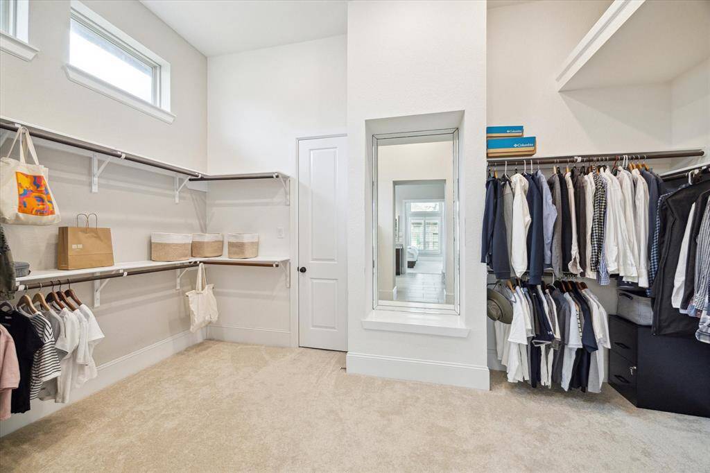 Thoughtfully designed to be highly functional, this is the ultimate masterpiece of closets. It offers ample space to effortlessly organize all of your seasonal clothing, shoes, bags, and more.