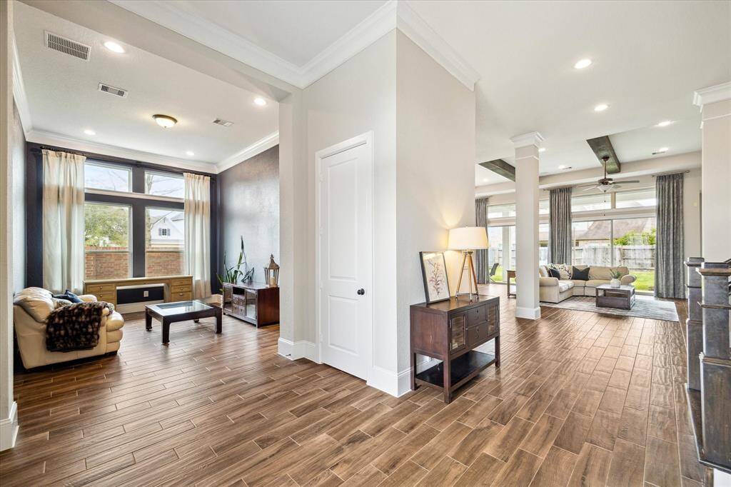 This versatile space offers countless options for its use. Enjoy an easy morning commute to your home office, a quiet place to read, or an alternate living area. The choice is yours.