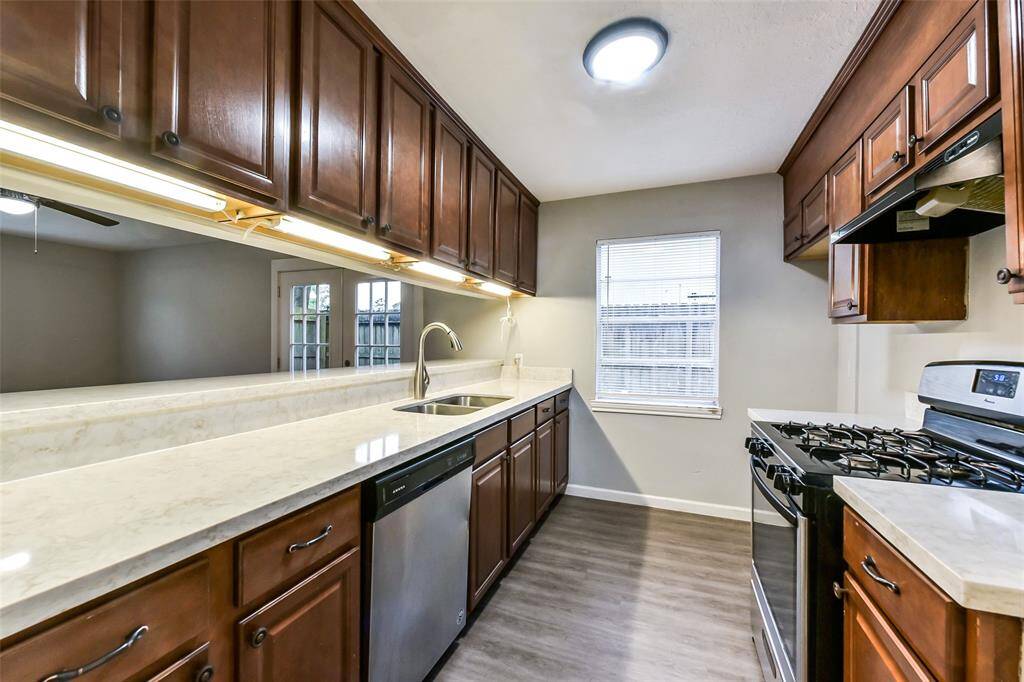 Beautiful kitchen with solid wood cabinets and Quartz counters!
