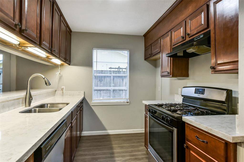 Cook with GAS on this stainless range! Dishwasher also included