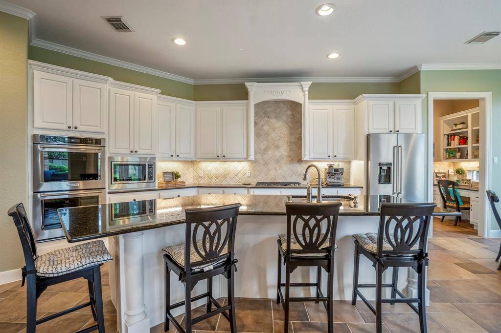 The elegance of a carefully curated neutral kitchen. Plus, neutral colors leave plenty of visual space for relaxed home dining.