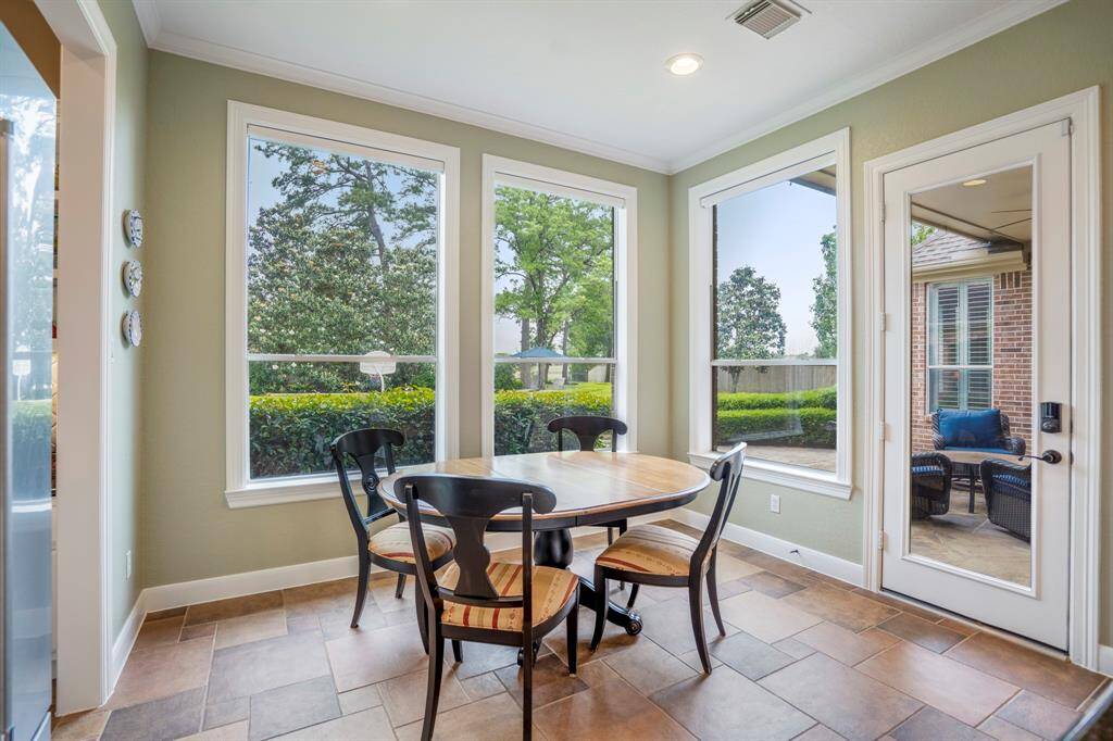 The corner breakfast room offers a casual retreat while taking in early morning breakfast with spectacular views.