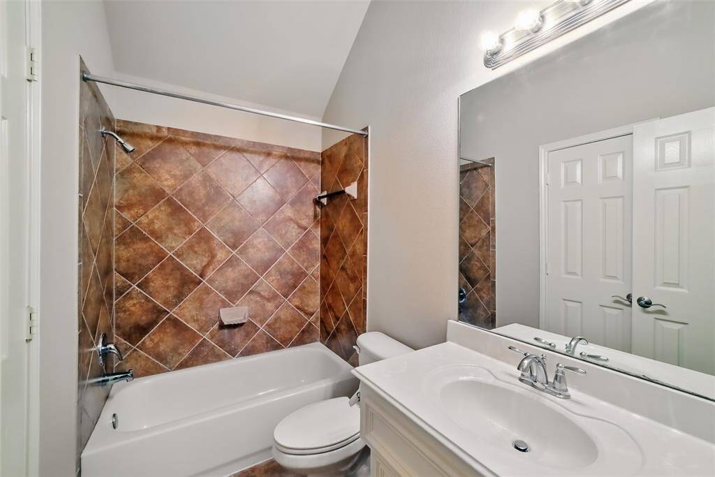 Room 1 Private Bathroom with Walk in Closet