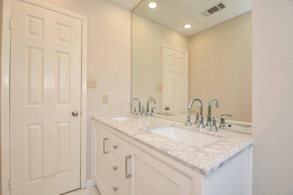 There's just something warming and welcoming about white bathrooms. This one, however, adds a touch of minimal luxury!