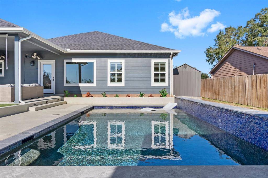 ready to relax in the pool ?