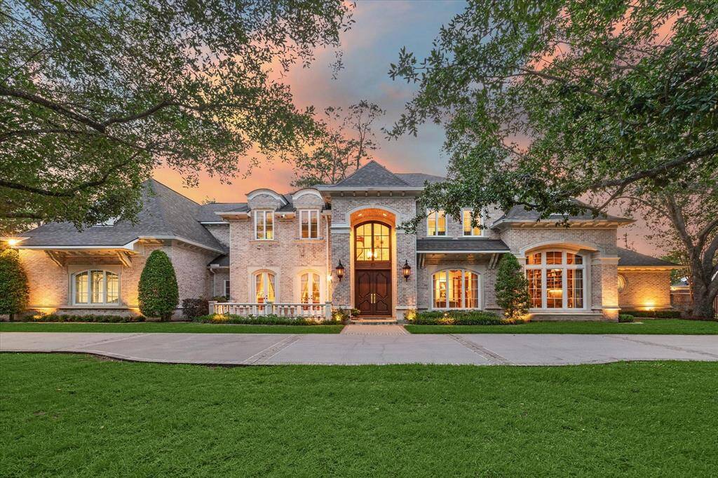 Experience the grandeur of this timeless custom home, crafted by esteemed Memorial builder Larry O'Donnell for his daughter. This masterpiece seamlessly blends sophistication with family functionality, featuring 5 bedrooms, 5.5 bathrooms, a gym, a 3-car garage with additional parking at the front and back, a sport court, bocce ball court, and outdoor firepit and so much more. Encompassing 7,599 sq ft on a 22,599 sq ft cul-de-sac lot, this spectacular Hunters Creek home is zoned to MDE, SBMS, and MHS.