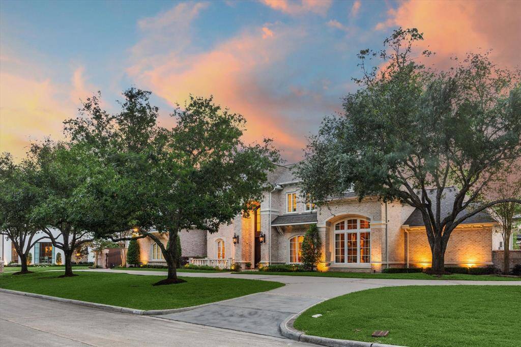 Designed by the renowned John Sullivan of Sullivan, Stevens, Henry & Oggero, this residence exemplifies thoughtful and sophisticated design. The prominent circular driveway, complemented by additional front parking, enhances convenience and accessibility.