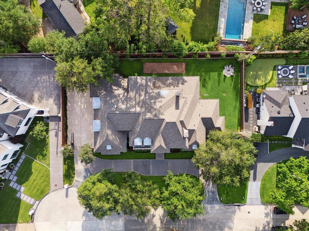 Discover the vast potential of the yard, spacious enough to accommodate a pool, outdoor kitchen, trampoline and much more. It's the perfect canvas for creating your dream outdoor oasis.