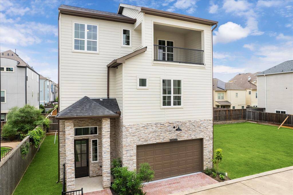 Welcome to this fabulous new build in a quiet gated community.