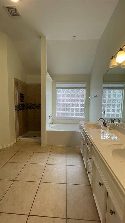Primary bathroom / jetted tub / separate shower