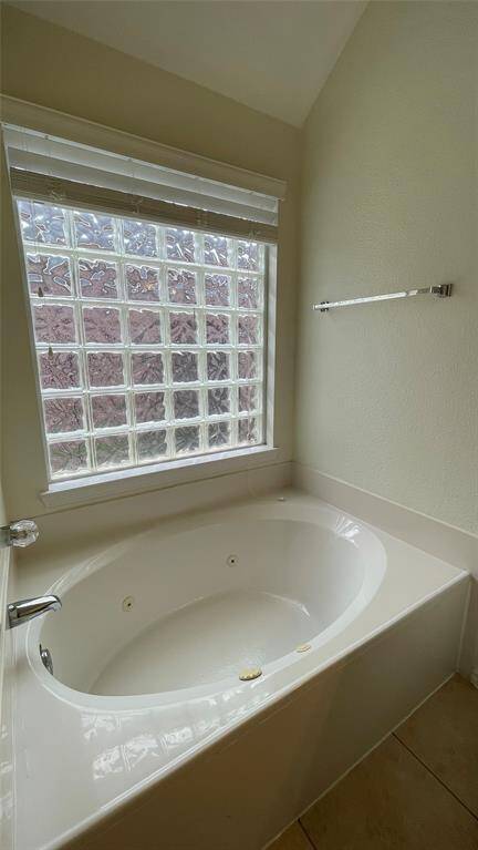 Jetted tub