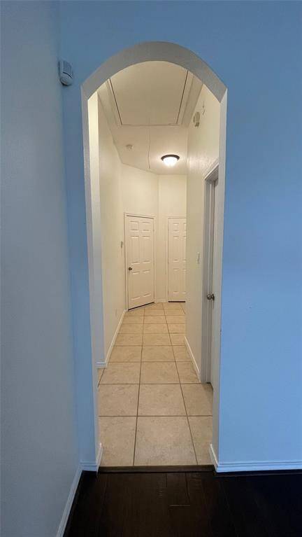 Split floorplan / hallway to the secondary bedrooms