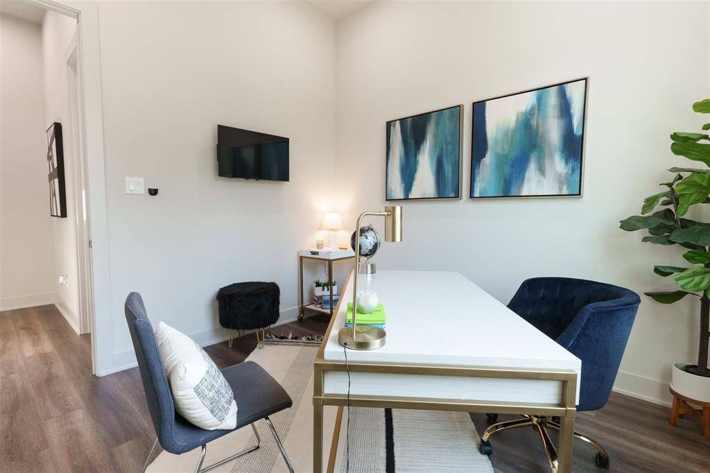 Room with Walk in closet and En Suite bathroom