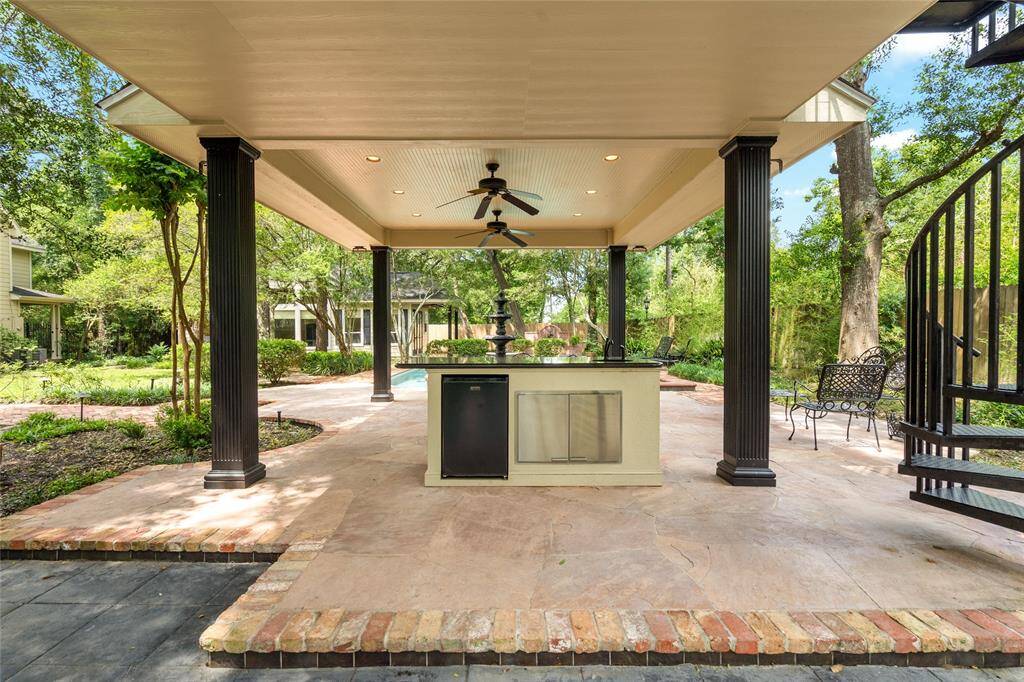 Outdoor kitchen with fridge