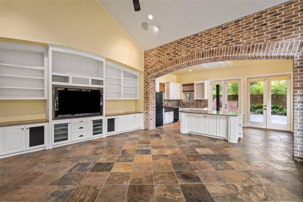The guest house features custom-built cabinetry and a premium surround sound entertainment system, offering the perfect blend of comfort and style. Ideal for relaxation or entertaining, it provides a fully equipped, home-away-from-home experience.