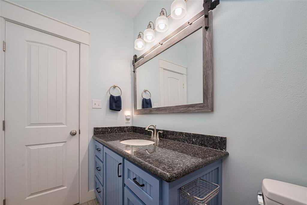 Secondary bath for guests