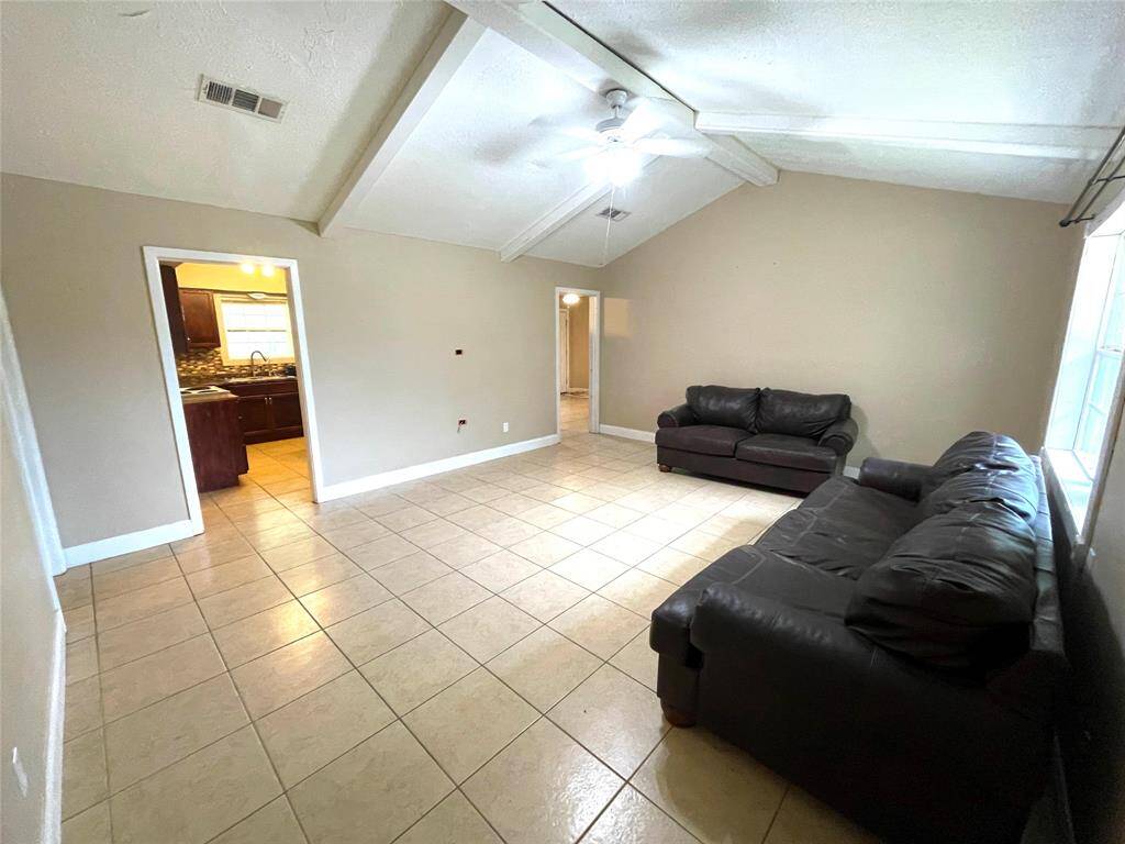 Living room and dining combo area – great for entertaining.