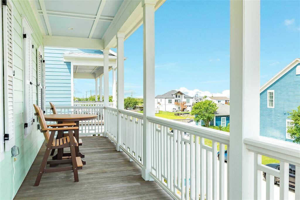 This North facing balcony is great for evening sunsets and has distant bay views.