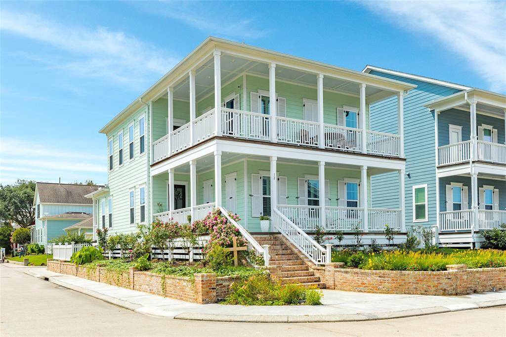 Caravelle Court home with corner lot location.