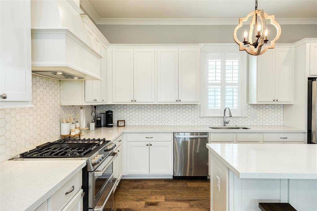 Cafe gas range, tons of counter space and cabinets.